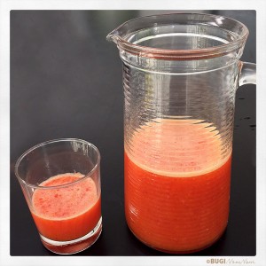 frisk lækker appelsin jordbær juice